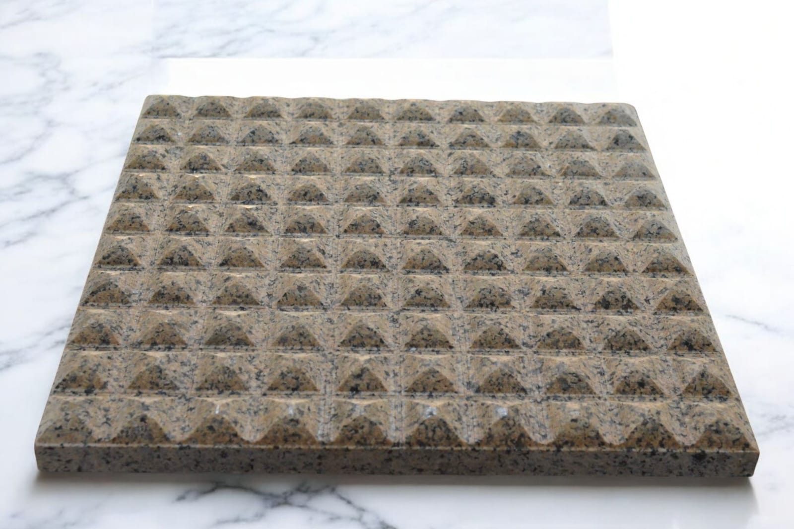 3D pyramid textured tile